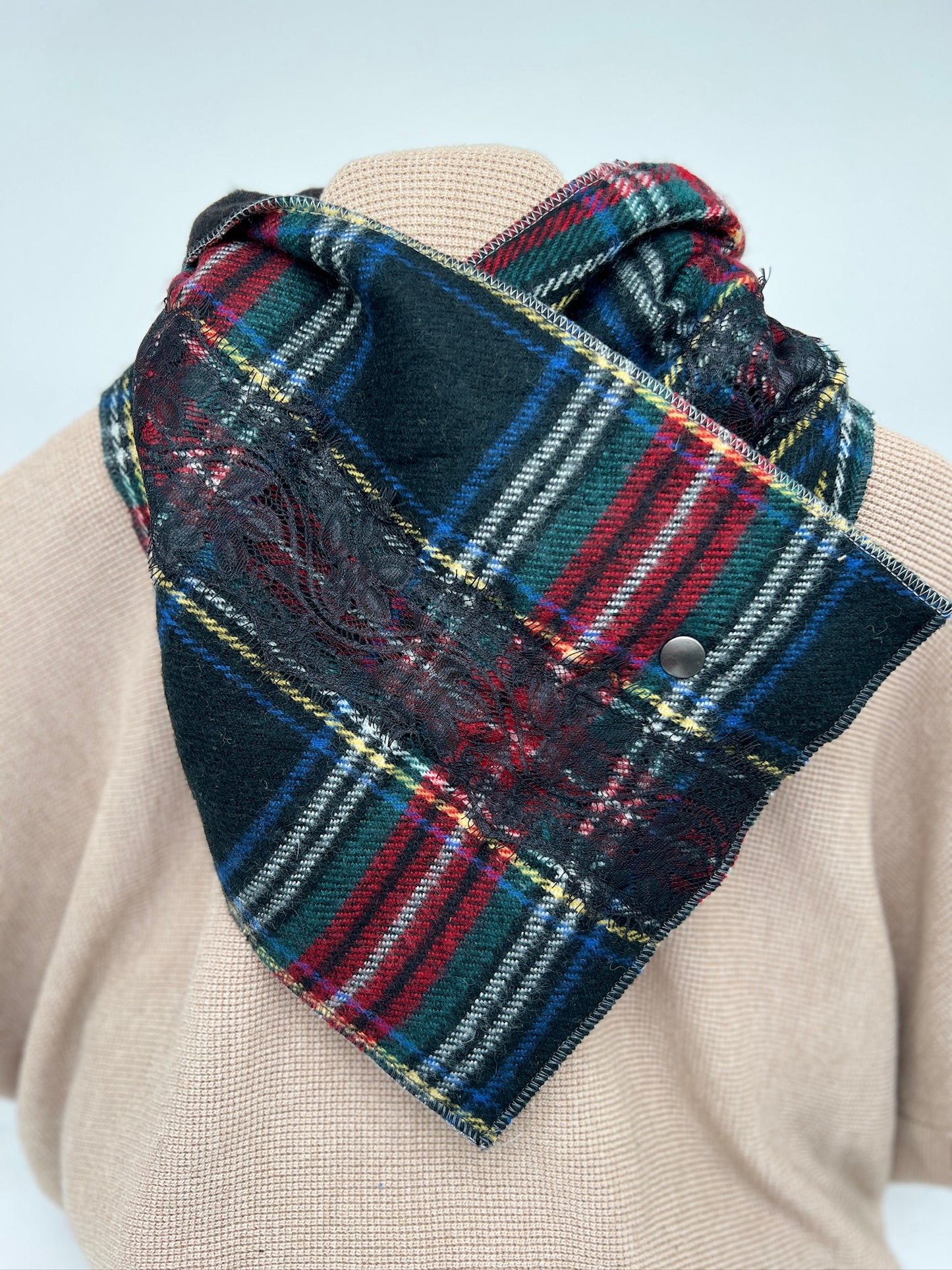 Lady Lacy Neckwarmer